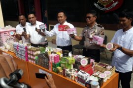Polda Sulteng tangkap dua orang terduga pembuat kosmetik ilegal