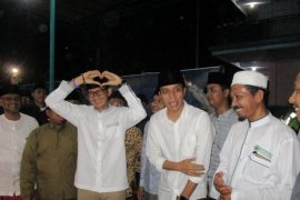 Sandiaga Jenguk Pengasuh Pesantren Al Falah Ploso Kediri