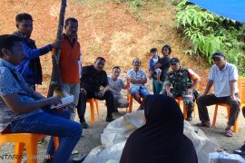 Warga Koto Alam demo dan tutup jalan PT Koto Alam Sejahtera