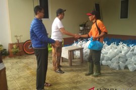 Pengusaha H Chairul bantu pasukan kuning HST