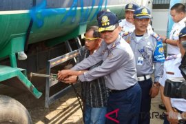 Truk besar perusahaan kelapa sawit merusak jalan di Riau