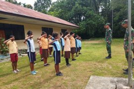 Prajurit tanamkan cinta tanah air kepada siswa di perbatasan