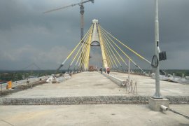 24 Truk Berjejer di Jembatan Siak IV, Ada apa ya?