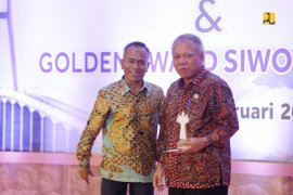 Menteri PUPR terima Golden Award SIWO PWI 2019