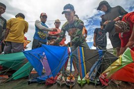 Balap perahu mini di kubangan tsunami Page 2 Small