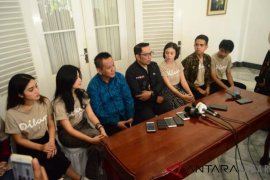 Ridwan Kamil terima kunjungan pemain dan kru film Dilan 1991