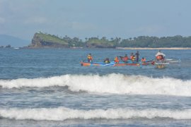 SAR cari tiga wisatawan hilang terseret ombak di Pancer Dor Pacitan