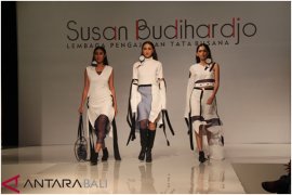 12 desainer murid Susan Budiharjo sajikan "Perfection" (video)