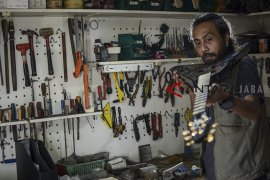 Produksi gitar berbahan logam