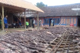 Tiga Warga Bojonegoro Terluka Tertimpa Rumah Roboh