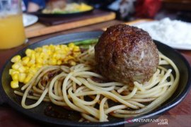 Menikmati kelezatan hamburger ala Negeri Sakura