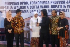 Soekarwo Hadiri Pelantikan Khofifah-Emil Dardak di Istana Negara