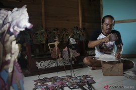 Dalang Upik pengrajin wayang kulit dari HST yang masih bertahan