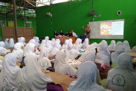 KPU Banjarmasin berupaya pemilih milenial di pesantren berpartisipasi tinggi