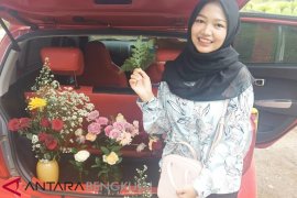 Sambut valentine, penjual bunga jajakan dagangan di Pantai Panjang