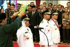 Presiden Lantik Khofifah-Emil Jadi Gubernur-Wagub Jatim (Video)