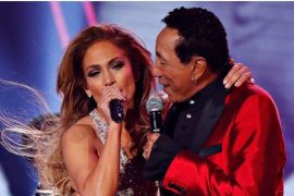 JLo siapkan tur tandai ulang tahun ke-50