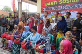 25 Warga Lanjut Usia di Kabupaten Kediri Dapat Bantuan Bahan Pokok