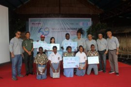 PT Wika bagikan buku kepada pelajar Asmat