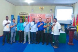 Ketua KPU Asmat lantik 34 relawan demokrasi