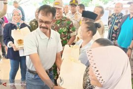 PWI-HDCI Bagikan Sembako di Desa "Aliran" Letusan Gunung Kelud
