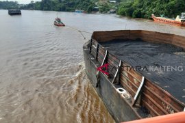 Kapal dan tongkang bisa lewati bawah jembatan KH Hasan Basri