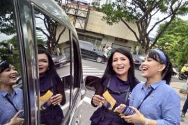 Artis Caleg NasDem Bagikan Selebaran Gerakan Hormati Guru