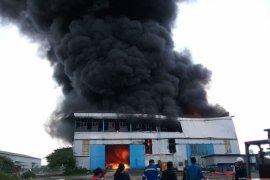 Gudang Produksi Plastik di Gresik Terbakar