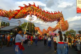 Ribuan warga Padang antusias saksikan Festival Cap Go Meh (Video)