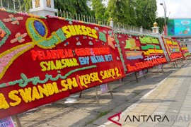 Jejeran Papan Bunga untuk Syamsuar-Edy Nasution, dan Guyonan Wan Thamrin Hasyim