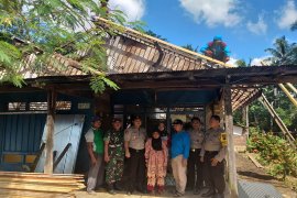 Kecamatan Mentewe bedah rumah tidak layak huni