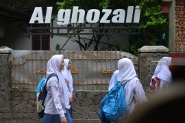 Terpopuler: Pelantikan Kades Lombok Timur, Menpar luncurkan gerakan bersih Mandalika, hingga ustadz ponpes setubuhi santriwati