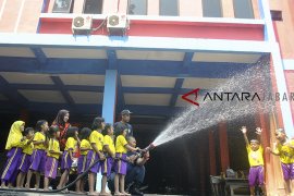 Belajar mengenal profesi pemadam kebakaran