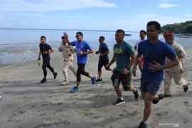 Sandiaga berolahraga di Pantai Pasir Putih