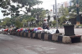 Sampah Penuhi Pembatas Jalan