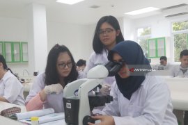 Mahasiswa Ubaya Deteksi Bakteri TBC Lewat Praktik BTA