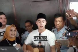 Al Ghazali Nyanyikan "Hadapi dengan Senyuman" Usai Jenguk Ayahnya (Video)