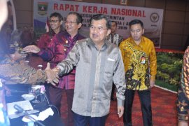 Ketua APPSI Longki Djanggola: penurunan harga tiket pesawat hanya 'basa-basi'