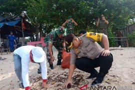 Polisi Bangka Barat bersihkan sampah di Pantai Asmara