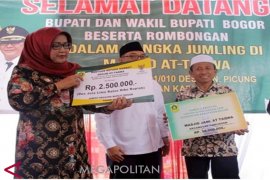 Ade Yasin bantu Masjid At-Taqwa Pamijahan Rp52,5 juta