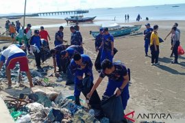 Satpolairud clean up Pagatan Bahari Beach
