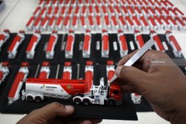 Kerajinan Miniatur Mobil Tangki Pertamina