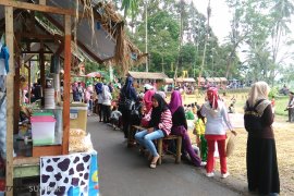 Warga berburu kuliner tradisional di Desa Wisata Kubu Gadang