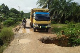 Jalan SP II Belitang Hilir ambrol