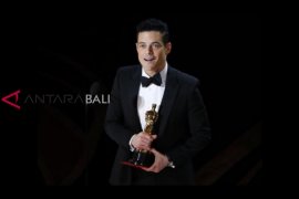 Rami Malek jatuh dari panggung usai raih piala Oscar