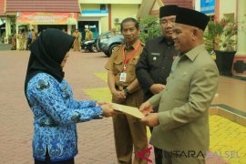 Bupati Serahkan SK PNS Kepala 92 Bidan PTT Penyuluh dan Guru