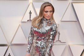 Jennifer Lopez Gunakan "Gaun Kaca" di Oscar 2019