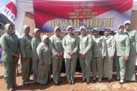 Persit Bagi Sembako Gratis Bagi Warga Miskin