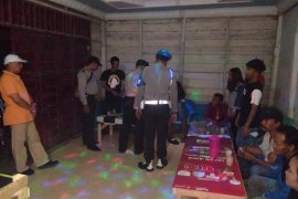 Polisi Padang Tualang amankan 12 pelayan dan pengunjung warung remang-remang