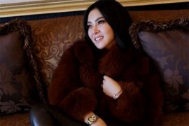 Minta warganet tulis caption foto, Syahrini dapat banyak doa